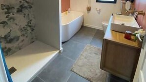 Sèche-cheveux, serviettes fournies, papier toilette