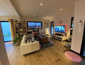 Living area - Koh Tao House: A Beautiful, Comfortable Home (Langueux)