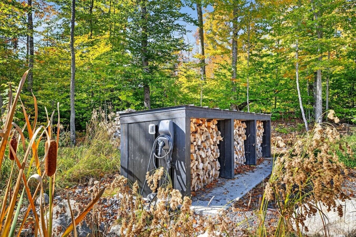 Une cabane dotée d’un espace de stockage pour le bois et d’un générateur.