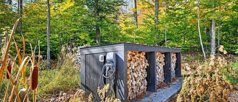 Une cabane dotée d’un espace de stockage pour le bois et d’un générateur.