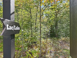 A signpost with the text 'Lac/Lake' in a forested area. - Ultra Luxury Chalet: Private Oasis, Spa, Sauna (Les Laurentides Regional County Municipality)