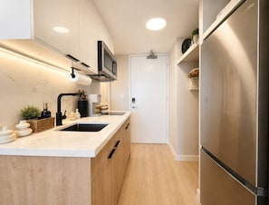 Coffee/tea maker, microwave, stovetop, toaster - 41F Modern Waikiki Retreat – Luxe Coastal Style (Honolulu)
