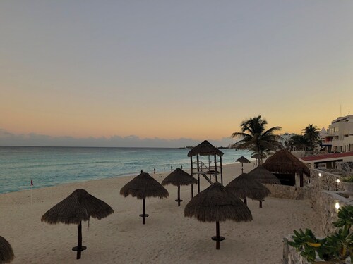 Five Bedroom Beachfront Villa - Private Heated Pool & Beach Access