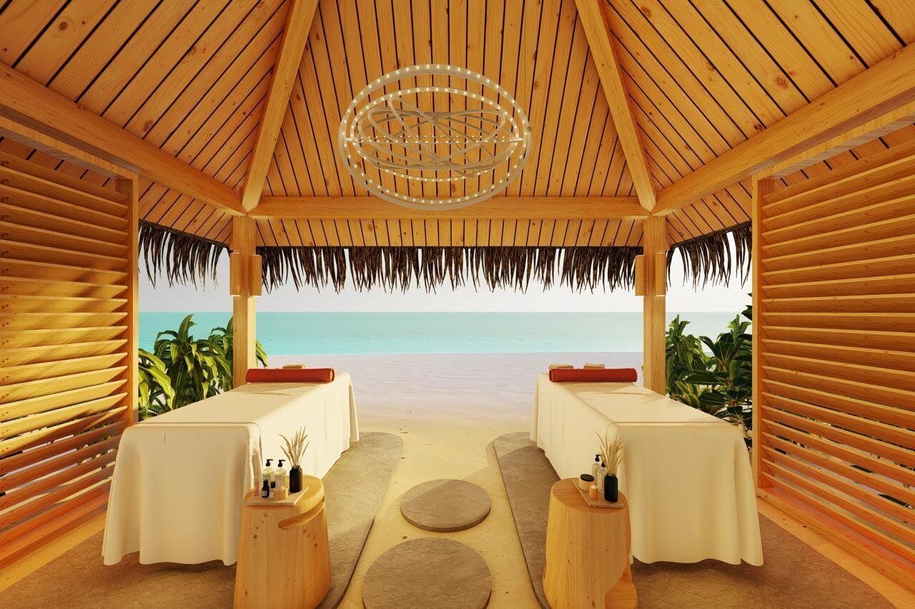 Habitación frente a la playa con dos camas, techo de madera y vista al océano.