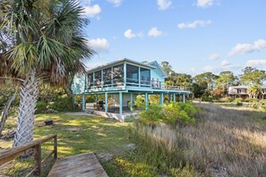 Exterior - Eagle View: Bayside Privacy with Floating Dock (Cedar Key)