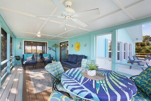 Outdoor dining - Eagle View: Bayside Privacy with Floating Dock (Cedar Key)