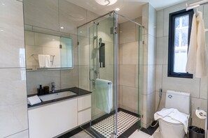 Hair dryer, towels, soap, toilet paper - 2-bedroom apartment in tranquil Tambon Choeng Thale with AC and fitness room (Tambon Choeng Thale)