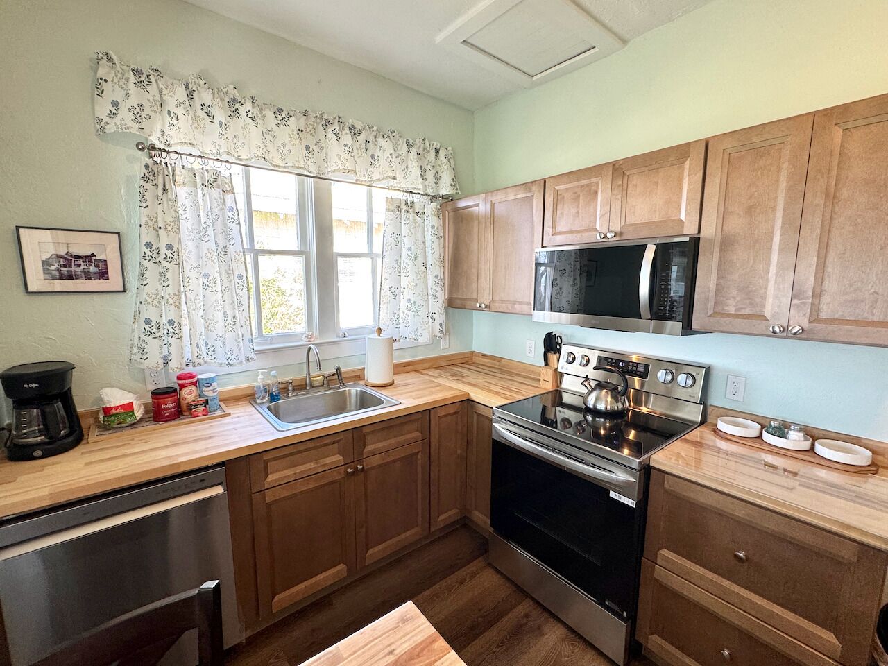 Coffee/tea maker, fridge, microwave, oven
