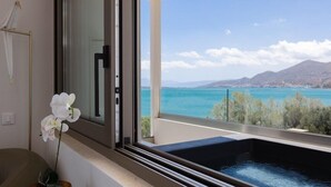 Ein Balkon mit Blick auf ein Gewässer und Berge.