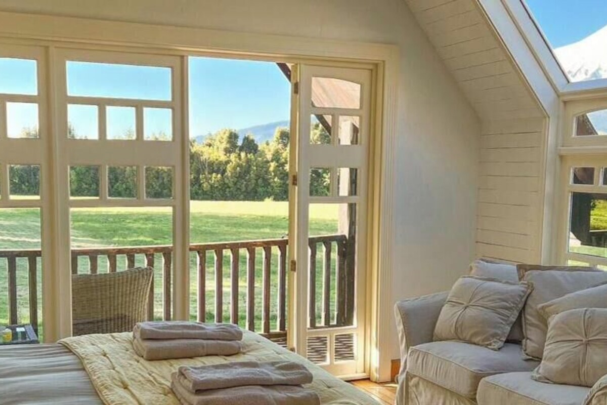 Superior Room, Hill View