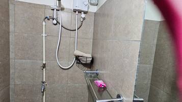 Dusche, Bidet, Handtücher, Seife