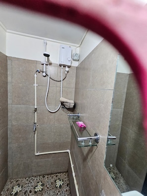 Dusche, Bidet, Handtücher, Seife