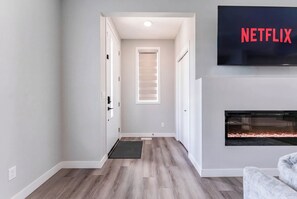 Interior - Stylish 3BR Home With A/C | Fast Wifi | Garage Parking | Sleeps 10 (Calgary)