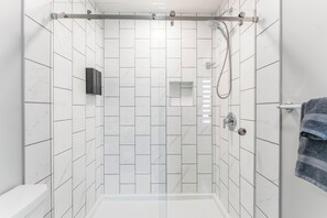 Haartrockner, Handtücher, Seife, Toilettenpapier