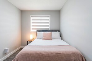 Iron/ironing board, free WiFi, bed sheets - Stylish 3BR Home With A/C | Fast Wifi | Garage Parking | Sleeps 10 (Calgary)