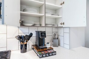 Interior - Stylish 3BR Home With A/C | Fast Wifi | Garage Parking | Sleeps 10 (Calgary)
