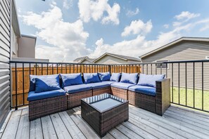Terrace/patio - Stylish 3BR Home With A/C | Fast Wifi | Garage Parking | Sleeps 10 (Calgary)
