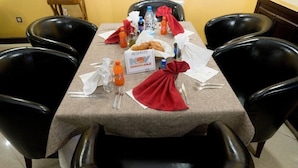 Een tafel klaar voor een vergadering, met een bordje dat aangeeft dat de plek gereserveerd is.