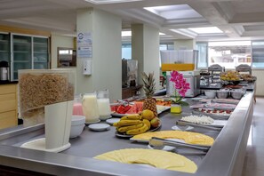 Un bufé con diversas opciones de comida y bebidas.