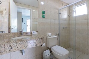 Classic Room, Air conditioning | Bathroom | Soap, shampoo, toilet paper - Sanfelice By Candeias (Balneario Camboriu)