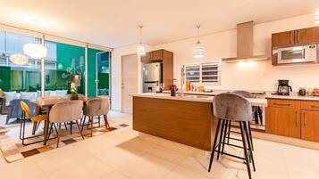 Coffee/tea maker, fridge, microwave, oven
