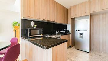 Coffee/tea maker, fridge, microwave, oven
