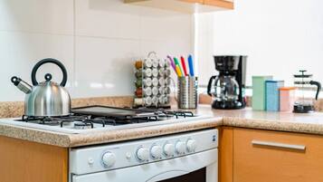 Coffee/tea maker, fridge, microwave, oven
