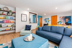 TV - Roma Norte Stay • Pet Friendly, Walk to Cafés (Mexico City)