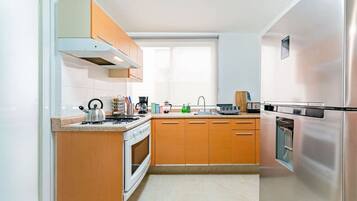 Coffee/tea maker, fridge, microwave, oven