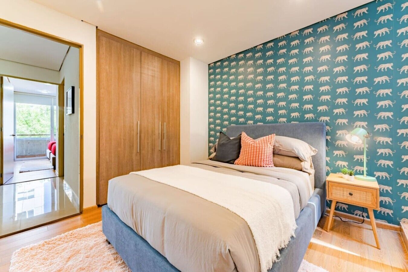 6 bedrooms, desk, iron/ironing board, travel cot