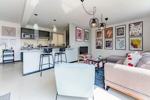 TV - Pet Friendly Stay in the Heart of Roma Norte (Cuauhtemoc)