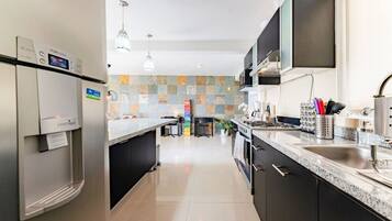 Coffee/tea maker, fridge, microwave, oven