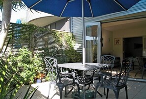 Outdoor dining - Romantic Beach Getaway (Waiheke Island)