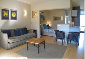 Living area - Romantic Beach Getaway (Waiheke Island)