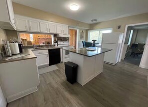 Coffee/tea maker, fridge, microwave, oven - Cozy 3-bedroom house in quaint Roseville for your getaway (Roseville)