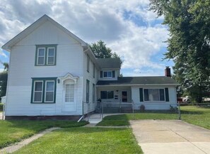 Exterior - Cozy 3-bedroom house in quaint Roseville for your getaway (Roseville)