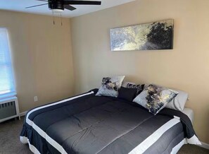 Desk, travel cot, free WiFi - Cozy 3-bedroom house in quaint Roseville for your getaway (Roseville)