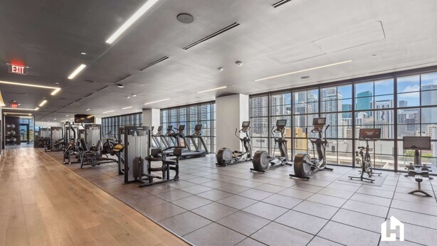 Fitness facility - Bay-View High-Rise: Private Balcony, Pool & Gym (Miami)