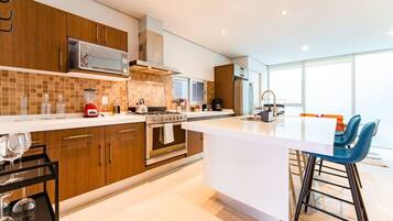 Coffee/tea maker, fridge, microwave, oven