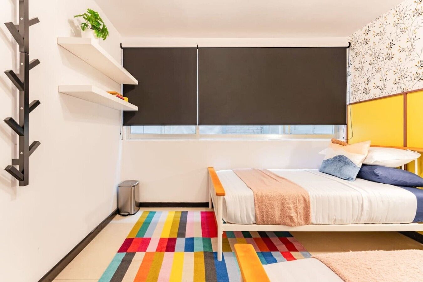 Schreibtisch, Bügeleisen/Bügelbrett, Reisekinderbett, WLAN