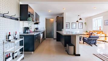 Coffee/tea maker, fridge, microwave, oven