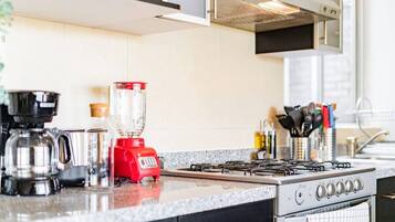 Coffee/tea maker, fridge, microwave, oven