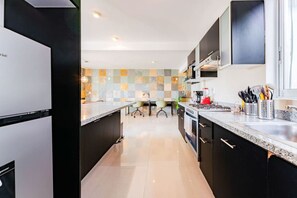 Cafeteira/chaleira, geladeira, micro-ondas, fogão