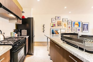 Coffee/tea maker, fridge, microwave, oven - Roma Norte Condo: Balcony, Parking & City Views (Mexico City)