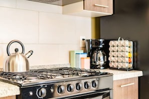 Coffee/tea maker, fridge, microwave, oven - Roma Norte Condo: Balcony, Parking & City Views (Mexico City)