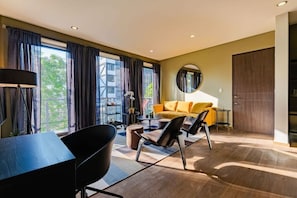 TV - Roma Norte Condo: Balcony, Parking & City Views (Mexico City)