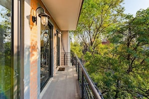 Property grounds - Roma Norte Condo: Balcony, Parking & City Views (Mexico City)