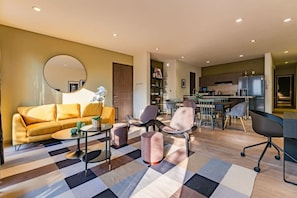 TV - Roma Norte Condo: Balcony, Parking & City Views (Mexico City)