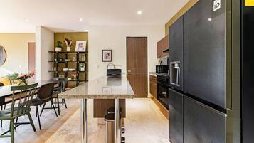 Coffee/tea maker, fridge, microwave, oven