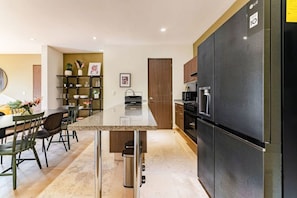 Coffee/tea maker, fridge, microwave, oven - Roma Norte Condo: Balcony, Parking & City Views (Mexico City)